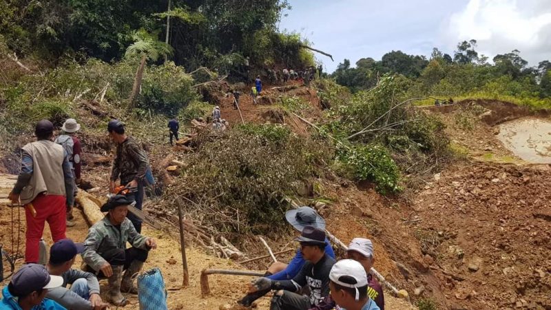 Warga Gotong Royong Membenahi Jalan Bekas Tanah Longsor Di Krayan