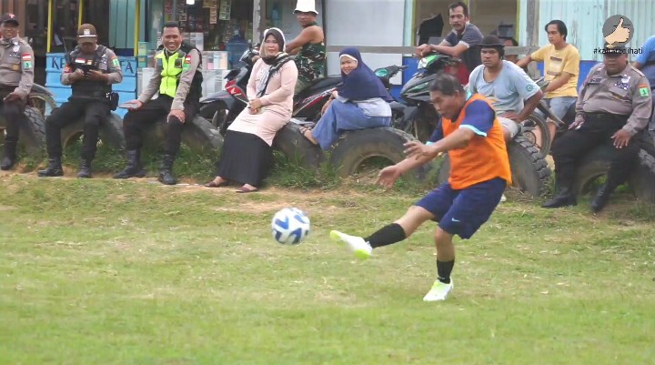 Flash Serunya Bermain Bola Bersama Gubernur Kaltara Benuanta