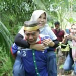 KUAT: Usai meminum madu di peternakan lebah milik warga di Gunung Sari, Kilometer 12, Bulungan, Zainal menggendong sang istri.