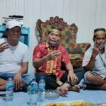 Drs. H. Zainal Arifin Paliwang S.H., M.Hum saat silaturahmi dengan warga Lingkas Ujung