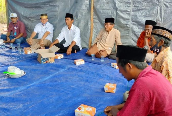 Drs H. Zainal Arifin Paliwang, SH, M.Hum saat menghadiri peringatan HUT ke 7 Desa UPT Tanjung Buka SP9