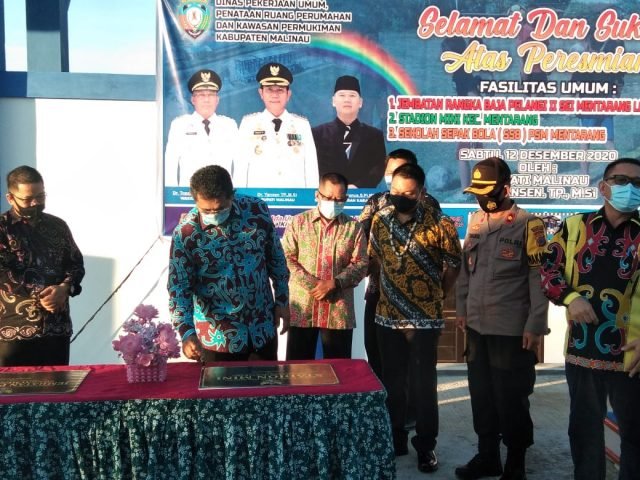 Yansen TP Resmikan Lapangan Sepak Bola Baru di Mentarang