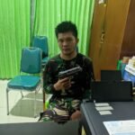 Pakaian Loreng dan Pistol Plastik