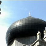 KubahHitamMasjidRayaPeureulakberadaditepiJalanLintasMedan-BandaAceh