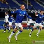 Penyerang sayap Everton Bernard