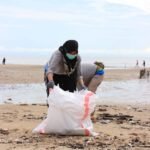 bersih-bersih sampah plastik