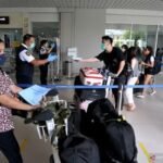 orang calon penumpang pesawat udara