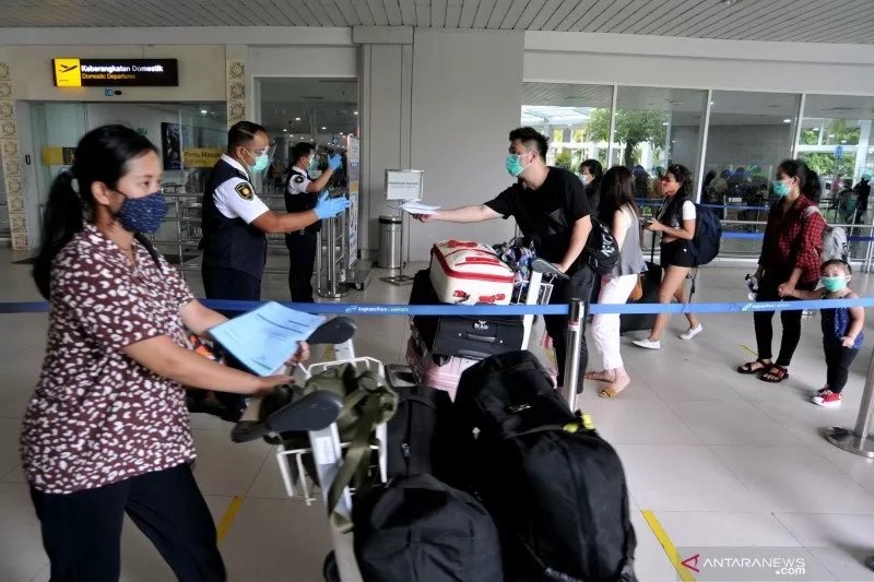 calon penumpang pesawat udara