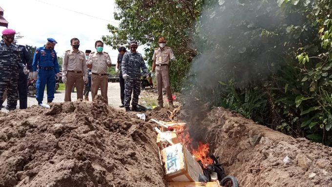 Ikan Asal Tawau dibakar petugas karantina