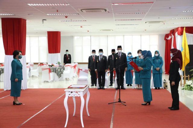 Hj. Rachmawati Zainal SH saat melantik Maylenti Wempi