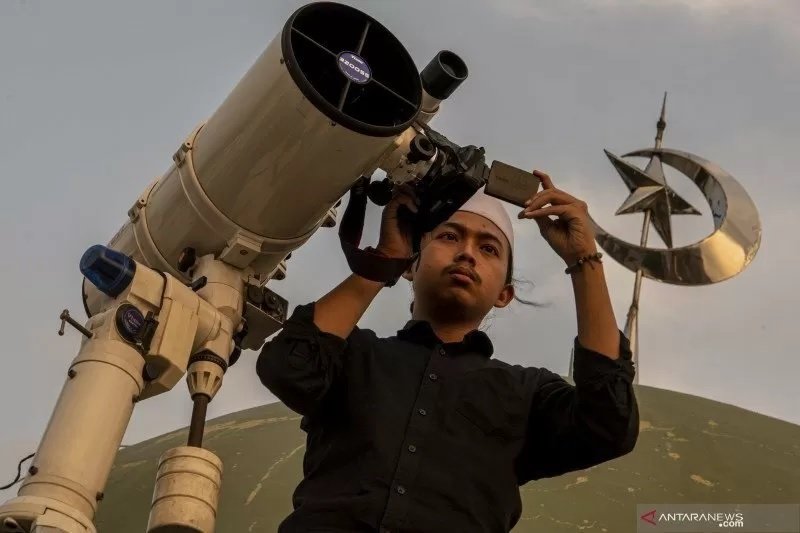 mengamati posisi hilal