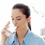 minum cairan tubuh