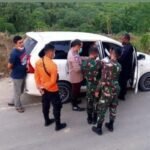 petugas gabungan Kendaraan yang melintas diperiksa