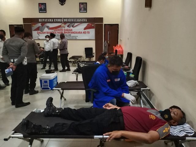 Personel Polres Bulungan saat melakukan aksi donor darah