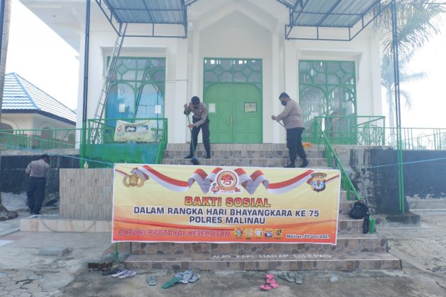 Personel Polres Malinau membersihkan rumah ibadah