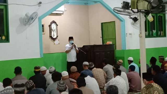 Gubernur usai melaksanakan salat magrib