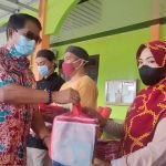 Gubernur menyalurkan bantuan