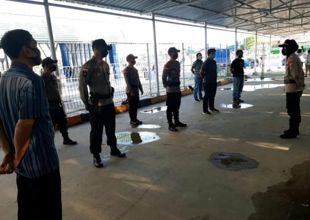 penumpang dari KM Lambelu