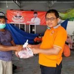 M. Nasir saat membagikan hewan kurban