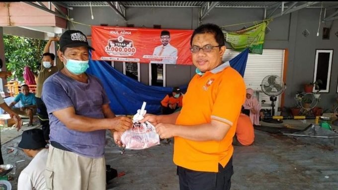 M. Nasir saat membagikan hewan kurban