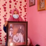 Istri Revhaldi saat berada di rumah duka