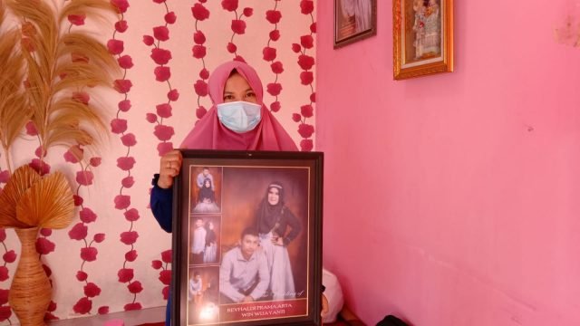 Istri Revhaldi saat berada di rumah duka