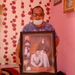 Ayah Revhaldi memegang foto mendiang anaknya