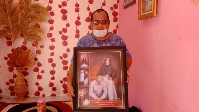 Ayah Revhaldi memegang foto mendiang anaknya