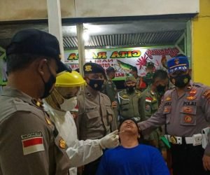 Petugas melakukan Rapid Antigen