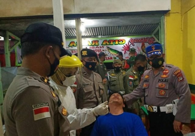 Petugas melakukan Rapid Antigen