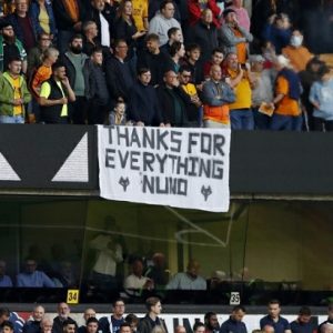 Sebuah spanduk ucapan terima kasih dari suporter Wolverhampton