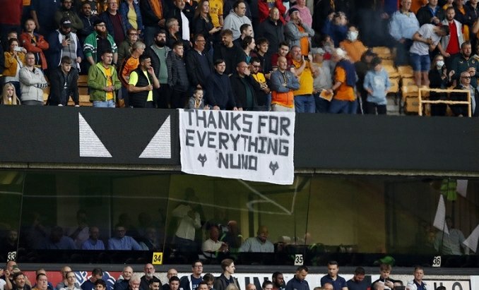 Sebuah spanduk ucapan terima kasih dari suporter Wolverhampton