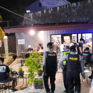 Petugas kepolisian melakukan patroli dan memberikan himbauan