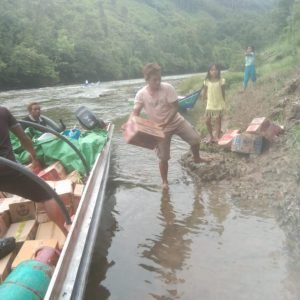 penyaluran SOA barang melalui jalur sungai di Lumbis