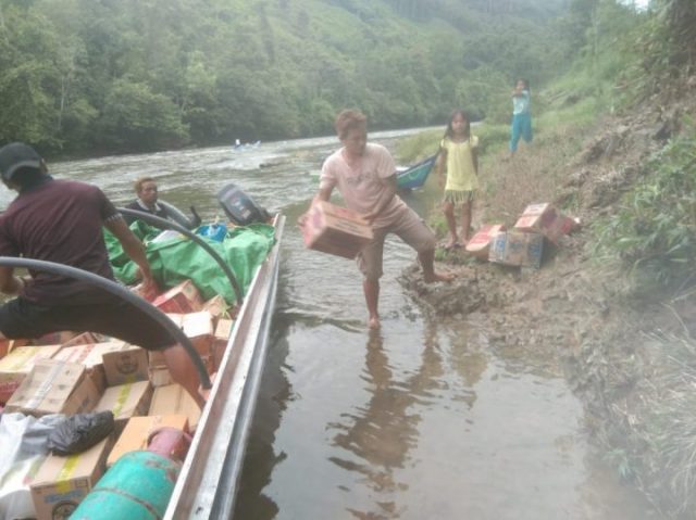 penyaluran SOA barang melalui jalur sungai di Lumbis