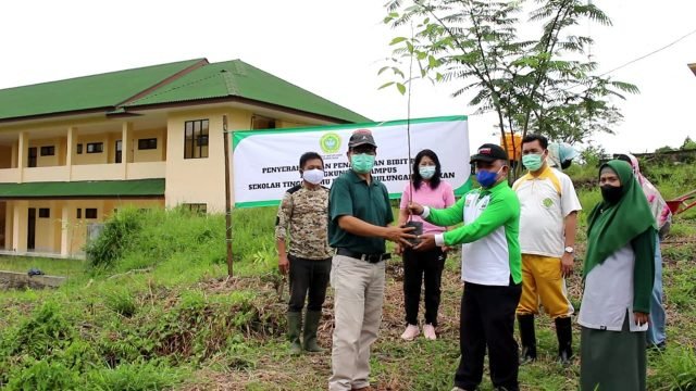 Penanaman bibit pohon oleh DLH Tarakan