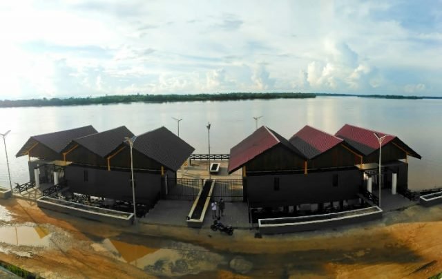 Pelabuhan yang berada di pusat kuliner di Tideng Pale