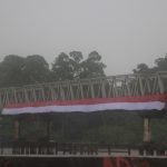 pengibaran bendera di Jembatan Sei Kayan.