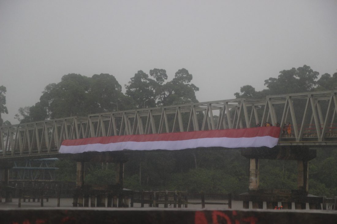 pengibaran bendera di Jembatan Sei Kayan.