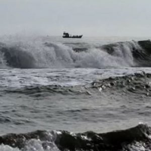 gelombang tinggi di perairan laut Selat Malaka