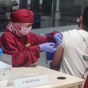 vaksin-bandara Salah satu tenaga kesehatan