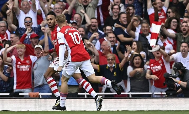 kapten Arsenal Pierre Emerick Aubameyang (kiri)