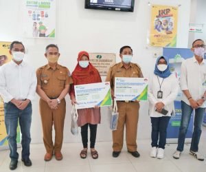 Secara simbolis penyerahan manfaat jaminan sebesar Rp 42 juta santunan jaminan kematian kepada ahli waris