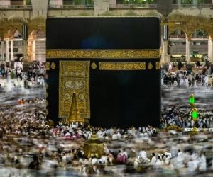 Jamaah melakukan tawaf