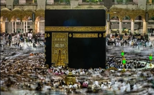 Jamaah melakukan tawaf