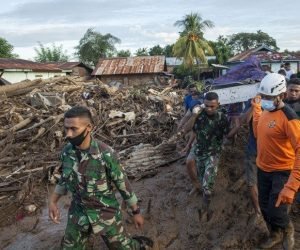 evakuasi-korban-banjir-adonara-flores-timur-060421-app-13 Petugas SAR dan prajurit TNI