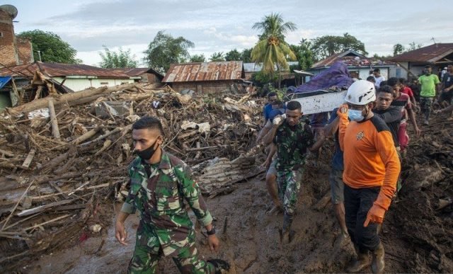 Petugas SAR dan prajurit TNI