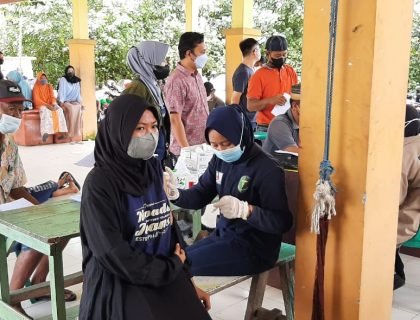 Warga Sabanar Lama mendapatkan vaksin