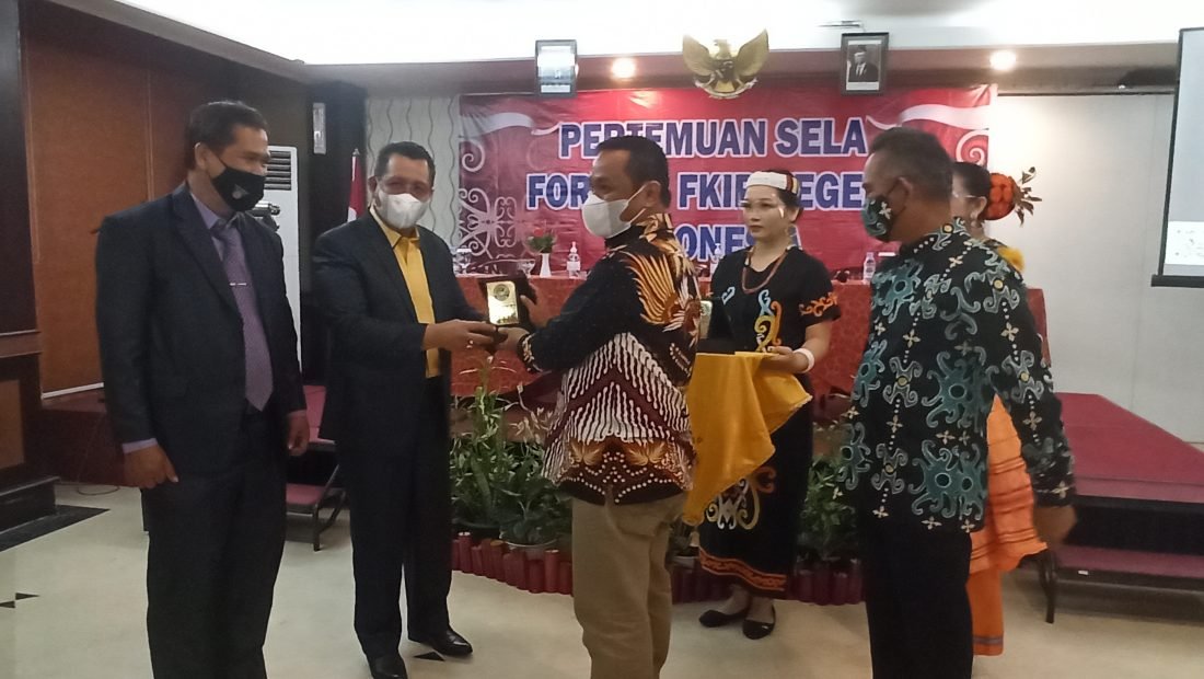 Penyerahan cinderamata oleh Wakil Rektor II Universitas Borneo Tarakan