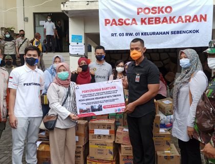 Penyerahan paket bantuan secara simbolis ke posko penampungan